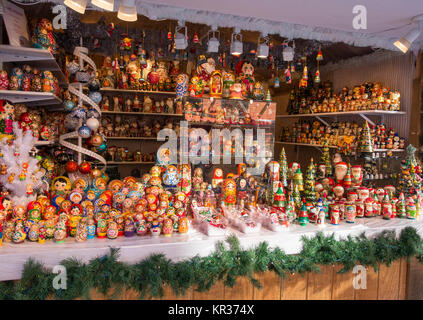 Une petite boutique vendant des poupées de nidification au Toronto Marché de Noël dans le Distillery District, un arts, shopping et destination touristique. Banque D'Images