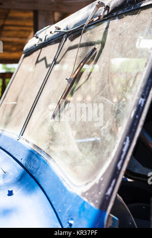 Sur de l'essuie-glace pare-brise sale de véhicule hors route Banque D'Images