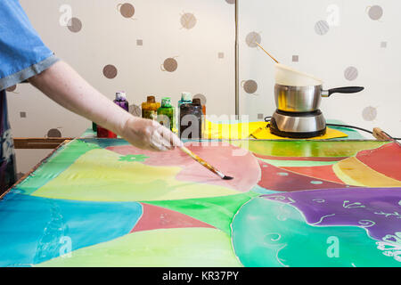 Artiste obtient la deuxième couche de peinture sur toile de soie Banque D'Images