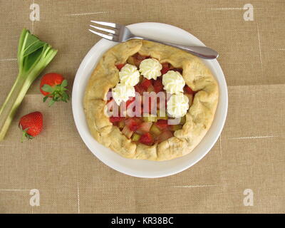 La rhubarbe et fraises galette avec crème de chocolat blanc Banque D'Images