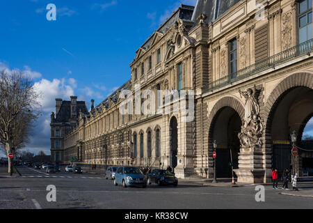 Quai François Mitterrand avec les Guichets du Louvre (arcades entrée au Louvre) vers la droite, Paris, France Banque D'Images