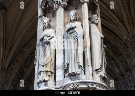 Des statues de Saint Céran, Saint Landry et Saint Gilbert (G à D), à l'extérieur de l'église Saint-Germain-l'Auxerrois, Paris, France Banque D'Images