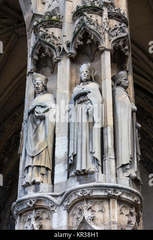 Des statues de Saint Céran, Saint Landry et Saint Gilbert (G à D), à l'extérieur de l'église Saint-Germain-l'Auxerrois, Paris, France Banque D'Images