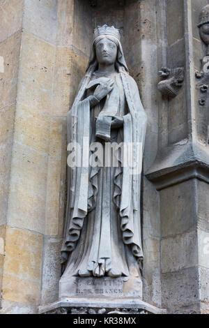 Statue de Sainte Clotilde (475-545) à l'extérieur de l'église de Saint-Germain-l'Auxerrois, Paris, France Banque D'Images