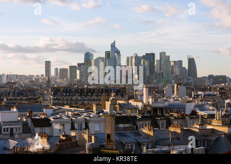 D'affaires de la Défense vu à partir d'un 12e étage appartement dans le 17ème arrondissement de Paris, France Banque D'Images