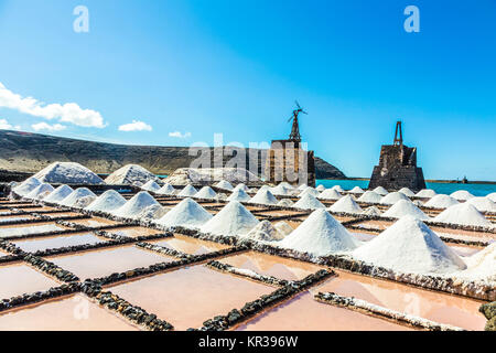 Dans l'amas de sels de salines de janubio lanzarote dans toteen avec ancien moulin à vent Banque D'Images