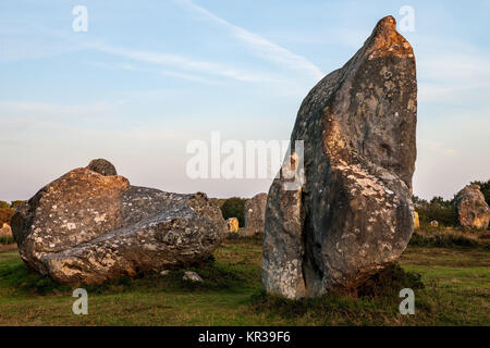 4000 menhirs mis en place entre 5000 et 2000 avant J.-C. dans un alignement sur 4 kilomètres de long dans les sites mégalithiques de Carnac. Carnac est généralement considéré Banque D'Images