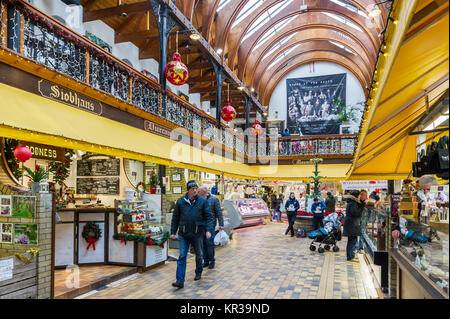 Marché anglais, Cork, Irlande à la veille de Noël avec des acheteurs de Noël et des décorations de Noël. Banque D'Images