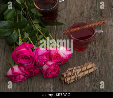 Encore deux tasses de thé et biscuits roses en même temps Banque D'Images