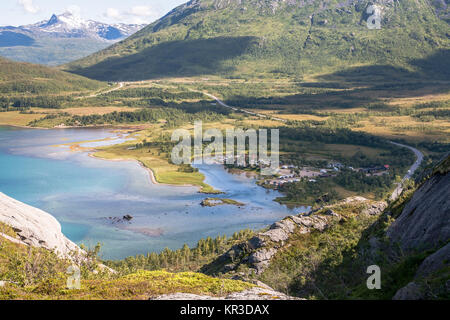 Vue de dessus du petit camping norvégienne sur scenic nature background Banque D'Images