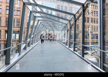 Une passerelle pour piétons surélevé, reliant Toronto Eaton Centre shopping center et Saks Fifth Avenue Toronto store, rue Queen Ouest, Canada. Banque D'Images