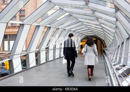 Une passerelle pour piétons surélevé, reliant Toronto Eaton Centre shopping center et Saks Fifth Avenue Toronto store, rue Queen Ouest, Canada. Banque D'Images