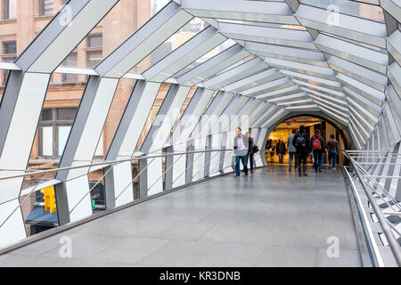 Une passerelle pour piétons surélevé, reliant Toronto Eaton Centre shopping center et Saks Fifth Avenue Toronto store, rue Queen Ouest, Canada. Banque D'Images