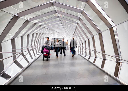 Une passerelle pour piétons surélevé, reliant Toronto Eaton Centre shopping center et Saks Fifth Avenue Toronto store, rue Queen Ouest, Canada. Banque D'Images