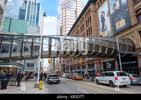 Une passerelle pour piétons surélevé, reliant Toronto Eaton Centre shopping center et Saks Fifth Avenue Toronto store, rue Queen Ouest, Canada. Banque D'Images