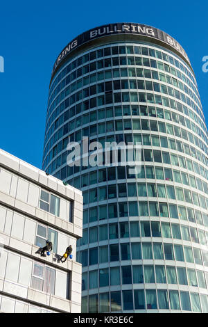 Bâtiment de la Rotonde, Birmingham, Angleterre, RU, avec deux accès sur corde de vitres sur un bâtiment adjacent au premier plan. Banque D'Images