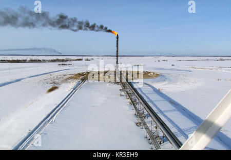 Système de torche sur un champ de pétrole, Banque D'Images