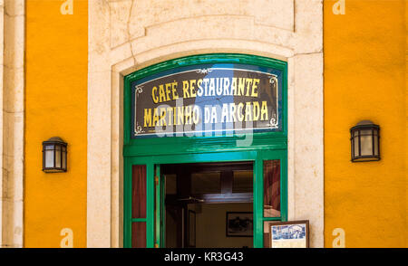 Avec plus de deux siècles d'existence et l'activité continue, Martinho da Arcada sur place du Commerce est le plus ancien café à Lisbonne, Portugal Banque D'Images