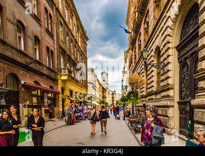 BUDAPEST, HONGRIE - le 16 septembre 2014 : les touristes faire du shopping à Vaci Utca et autres rues populaires du centre historique. Chaque année le nombre de Banque D'Images