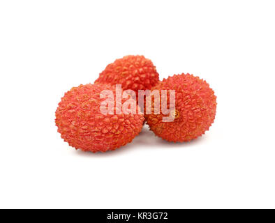 Close up groupe de trois mûres rouges frais litchi (Litchi chinensis) fruits tropicaux isolé sur fond blanc, low angle view Banque D'Images