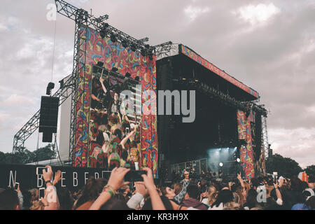 Sur scène Bastille Août 2016 au V Festival, Hylands Park, Chelmsford, Essex, UK Banque D'Images