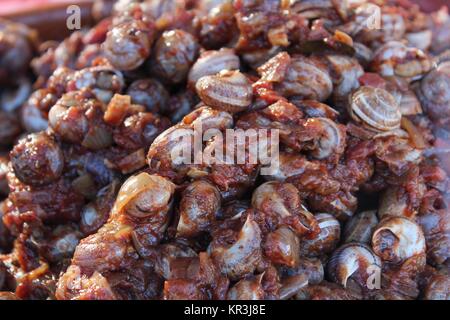 Escargots à la sauce tomate épicée à la vente à un décrochage du marché en Espagne Banque D'Images