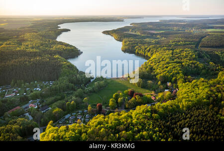 Plauer Voir avec Holiday Apartments, Stuer, Mecklenburg Lake District, Rügen, Mecklembourg-Poméranie-Occidentale, Allemagne, Stuer, Mecklembourg L Banque D'Images