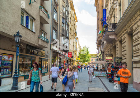 BUDAPEST, HONGRIE - le 16 septembre 2014 : les touristes faire du shopping à Vaci Utca et autres rues populaires du centre historique. Chaque année le nombre de Banque D'Images