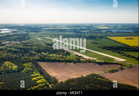 Piste de Müritz AirPark à Rechlin, ancien aéroport militaire, Rechlin-Larz Rechlin, Mecklenburg Lake District, Mecklenburg Lake District, Mecklenburg- Banque D'Images