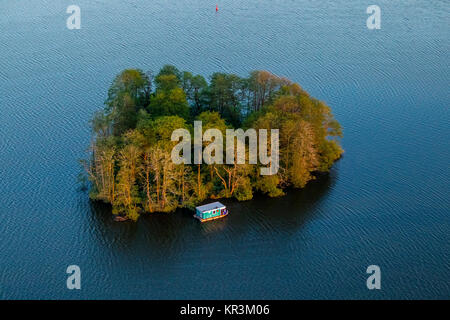 Le Muritz avec l'île en forme de cœur et résidentiel et bateau bateau de plaisance dans le coucher du soleil, Vipperow, Mecklenburg Lake District, Mecklenburg Lake Distri Banque D'Images