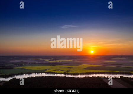 Vue sur le coucher du soleil avec bras de Müritz, Prilborn direction Larz, Mecklenburg Lake District, Rügen, Mecklembourg-Poméranie-Occidentale, Ge Banque D'Images