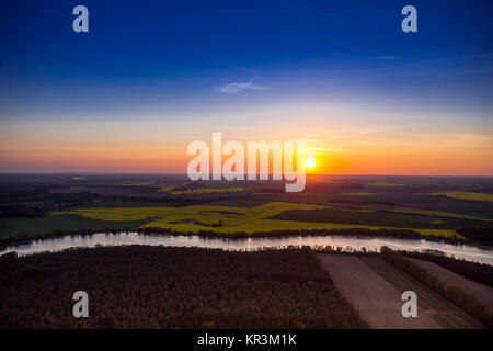 Vue sur le coucher du soleil avec bras de Müritz, Prilborn direction Larz, Mecklenburg Lake District, Rügen, Mecklembourg-Poméranie-Occidentale, Ge Banque D'Images