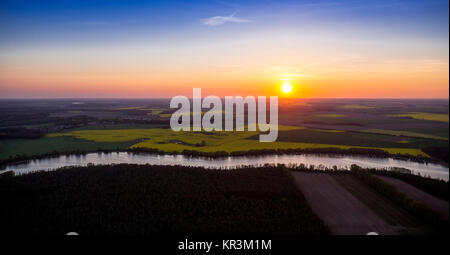 Vue sur le coucher du soleil avec bras de Müritz, Prilborn direction Larz, Mecklenburg Lake District, Rügen, Mecklembourg-Poméranie-Occidentale, Ge Banque D'Images