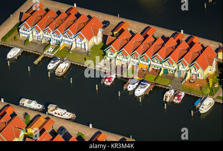 Hafendorf Rheinsberg Marina holiday home, phare dans le port, les maisons, les chalets de port avec ponton de la Grande Voir Rheinsberger, Rheinsberg, Meckle Banque D'Images