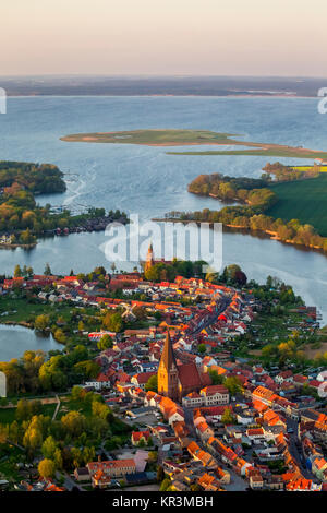 Robel avec église St.Nikolai avant et derrière l'église Sainte Marie de l'alignement avec l'entrée du port de Müritz, vue sur le coucher du soleil, Röbel/Müritz, Mecklenbu Banque D'Images