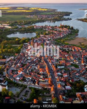 Robel avec église St.Nikolai avant et derrière l'église Sainte Marie de l'alignement avec l'entrée du port de Müritz, vue sur le coucher du soleil, Röbel/Müritz, Mecklenbu Banque D'Images