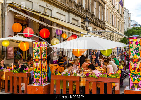 BUDAPEST, HONGRIE - le 16 septembre 2014 : les touristes faire du shopping à Vaci Utca et autres rues populaires du centre historique. Chaque année le nombre de Banque D'Images