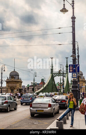 BUDAPEST, HONGRIE - le 16 septembre 2014 : le trafic automobile bloque le pont de la liberté. Chaque année le nombre de touristes en visite à Budapest augmente. Banque D'Images