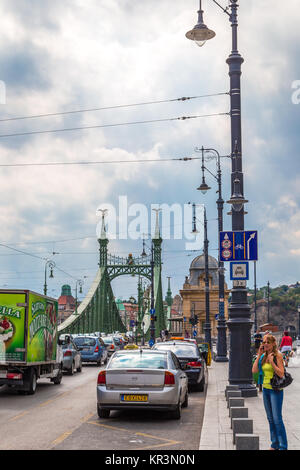 BUDAPEST, HONGRIE - le 16 septembre 2014 : le trafic automobile bloque le pont de la liberté. Chaque année le nombre de touristes en visite à Budapest augmente. Banque D'Images