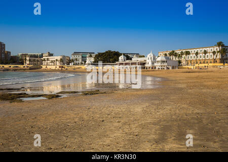 Vieux bains sur la plage de 'La Caleta',l'un des plus beaux sites de la ville de Cadix, Espagne Banque D'Images