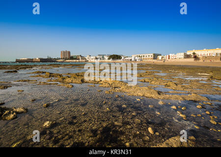 Vieux bains sur la plage de 'La Caleta',l'un des plus beaux sites de la ville de Cadix, Espagne Banque D'Images