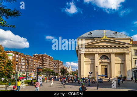 BUDAPEST, HONGRIE - le 16 septembre 2014 : les touristes faire du shopping à Vaci Utca et autres rues populaires du centre historique. Chaque année le nombre de Banque D'Images