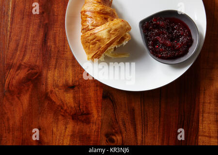 Des croissants et de la confiture on white plate Banque D'Images