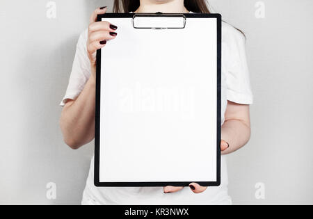 Woman holding clipboard Banque D'Images