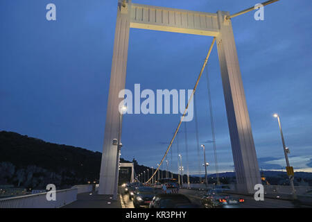 BUDAPEST, HONGRIE - le 17 septembre 2014 : le trafic automobile bloque le pont de la liberté dans la nuit. Chaque année le nombre de touristes en visite à Budapest augmente. Banque D'Images