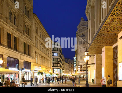 BUDAPEST, HONGRIE - le 16 septembre 2014 : les touristes faire du shopping et s'amuser dans la nuit Vaci Utca. Chaque année le nombre de touristes en visite à Buda Banque D'Images