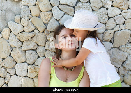 Sa mère Daughter hugging Banque D'Images