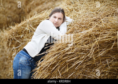 Femme sur un fond de paille Banque D'Images