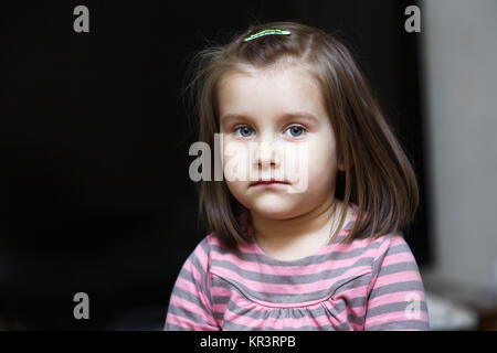 Petite fille sérieuse Banque D'Images