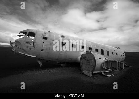 Épave de l'avion sur une plage noire dans le sud de l'Islande Banque D'Images